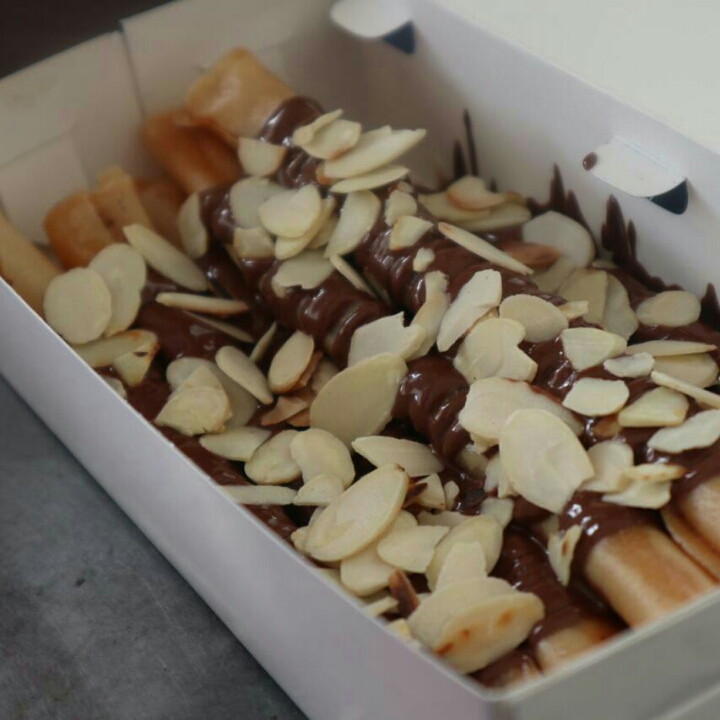 Banana Roll Crispy Cokelat Almond