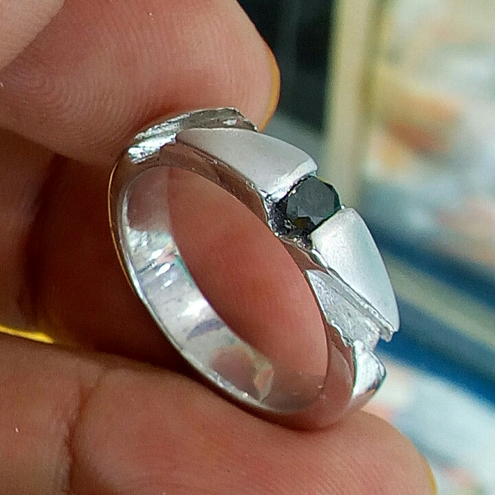 Batu Cincin Berlian Hitam