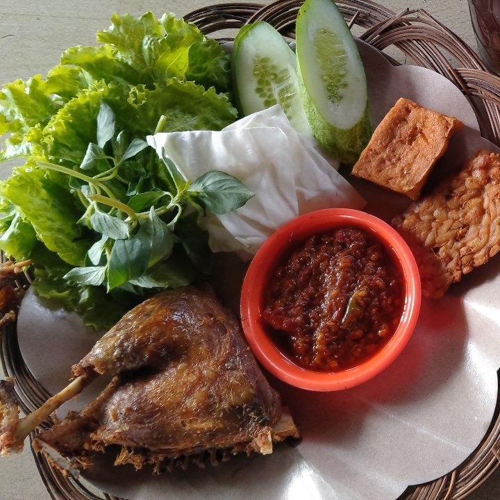 Bebek Goreng M Tahu Tempe  Lalapan Sambal