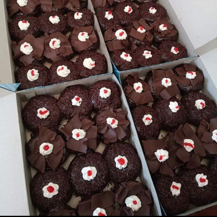 2 pcs Donat Black Forest