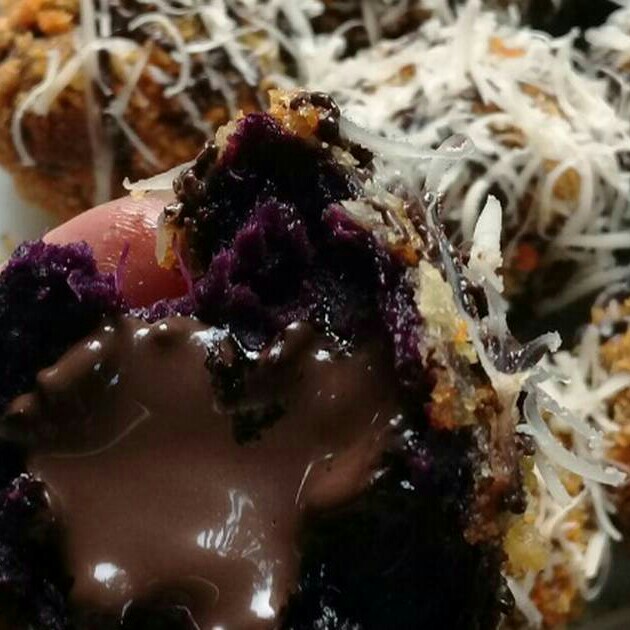 Bola Ubi Ungu Isi Cokelat Topping Keju