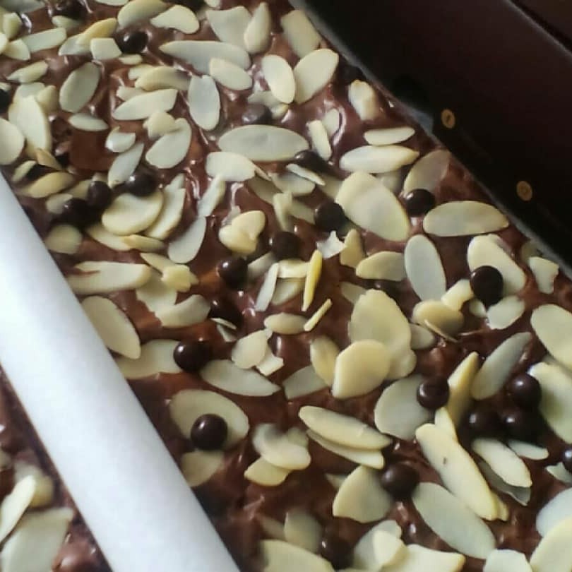 Brownies Coklat Toping Almond dan Chocochips