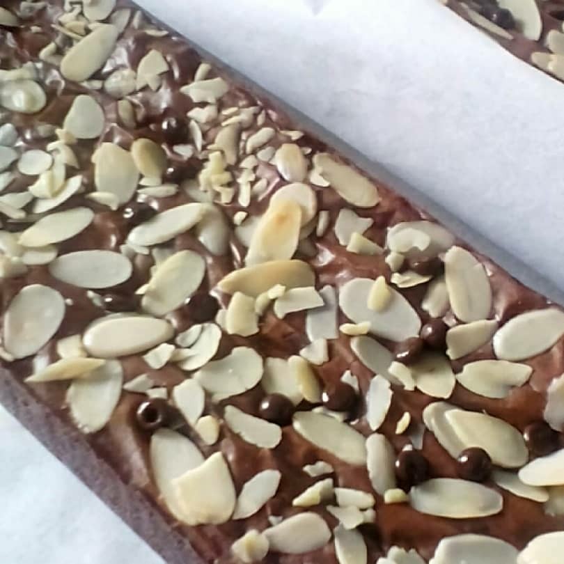 Brownies Coklat Toping Almond dan Chocochips 2