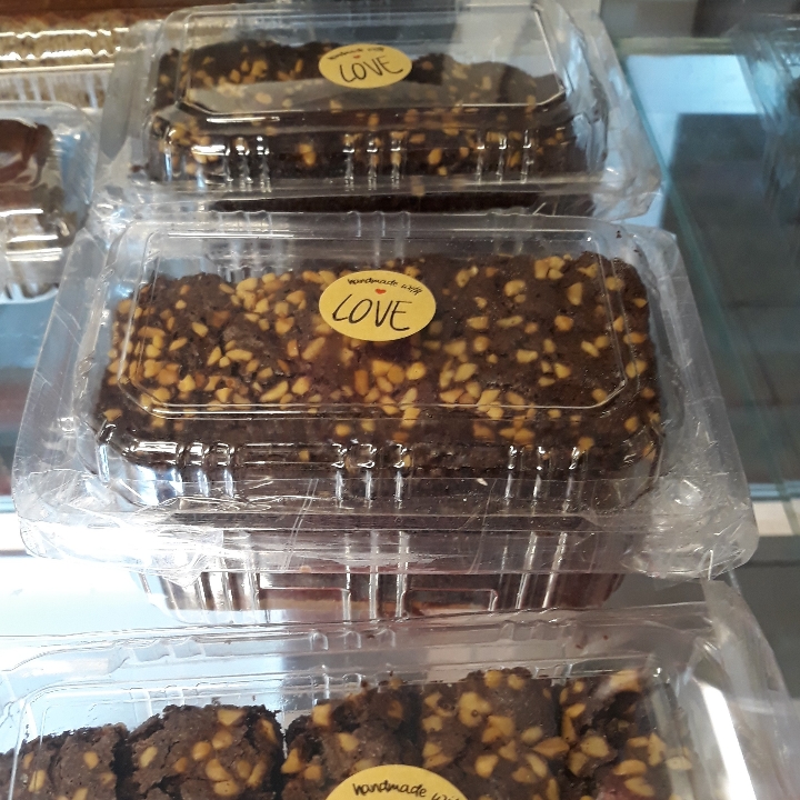 Brownis Coklat Topping Kacang