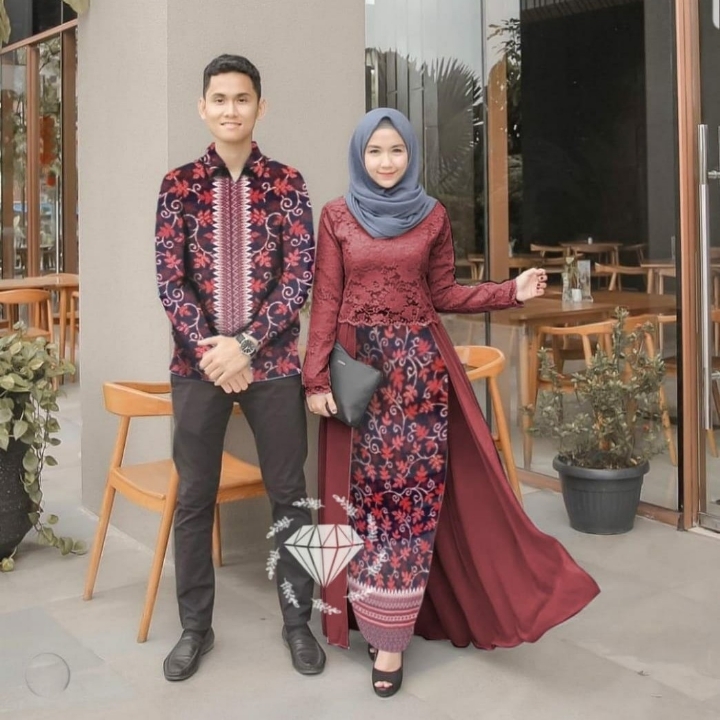 COUPLE ZAHRATULSSALAM MAROON