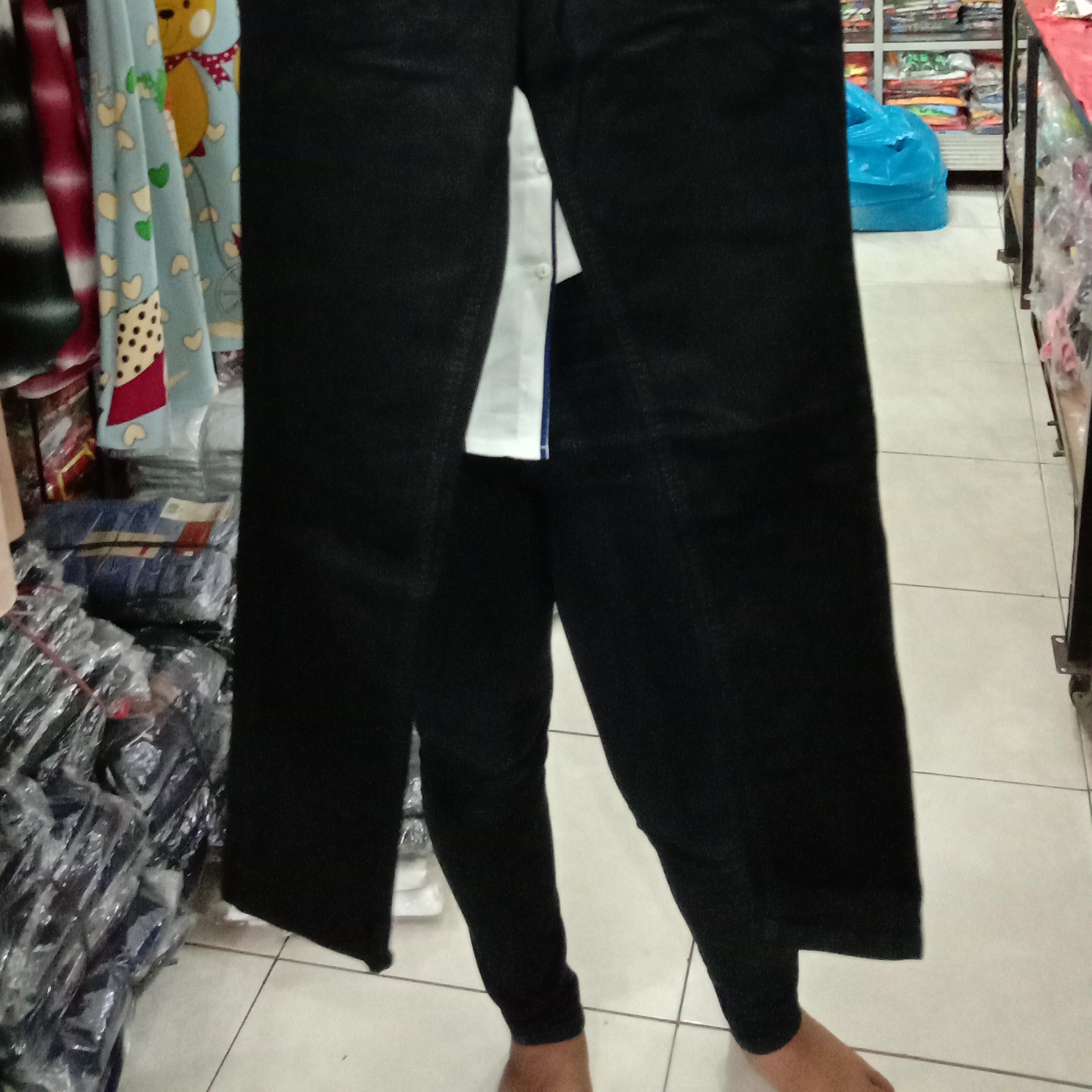 Celana Jeans Cewek Itam 2
