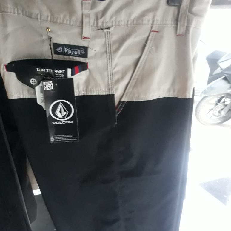 Celana Pendek Volcom