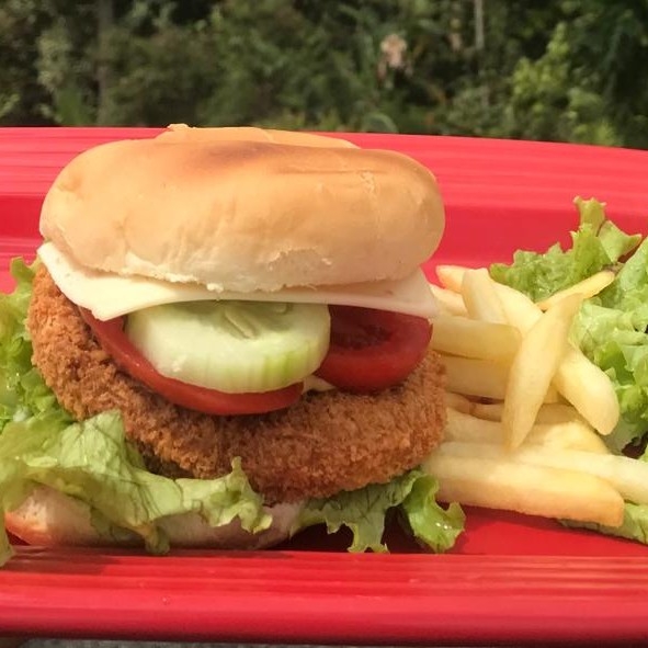 Chicken Burger dengan Kentang Goreng 