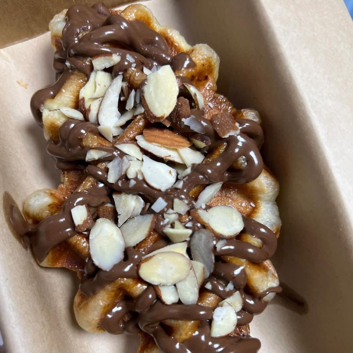 Croffle Chocolate Almond 
