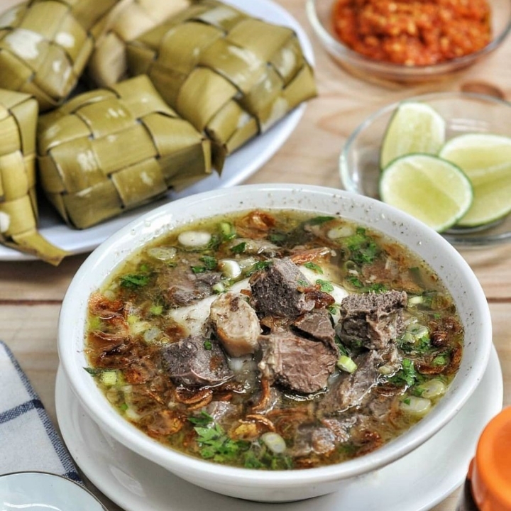 Coto Makassar Gratis Ketupat