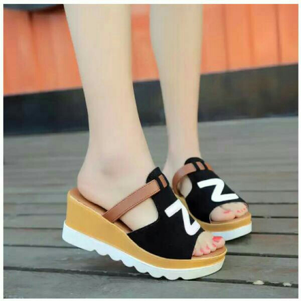 DG 03 WEDGES HITAM