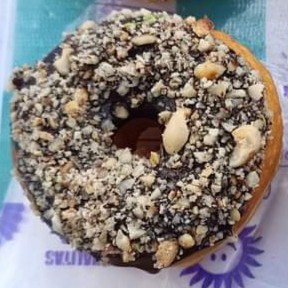 Donat Glaze Toping Coklat  dan Kacang