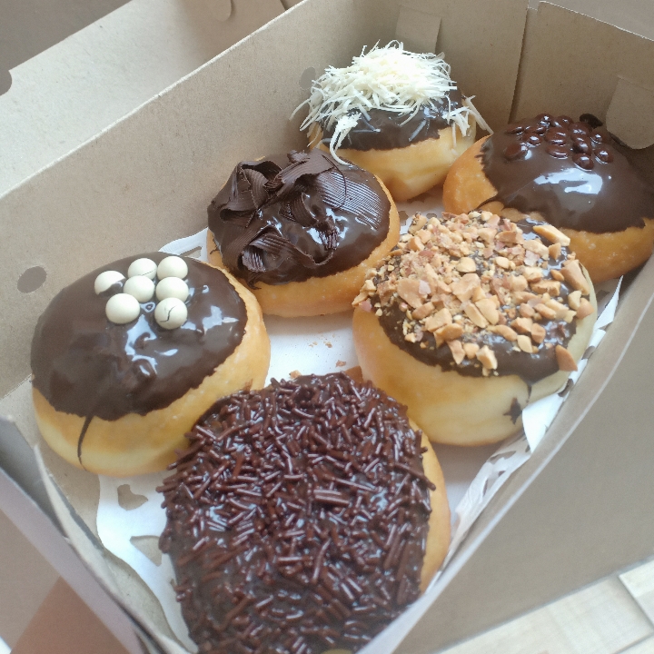 Donat Isian Coklat Toping Mix