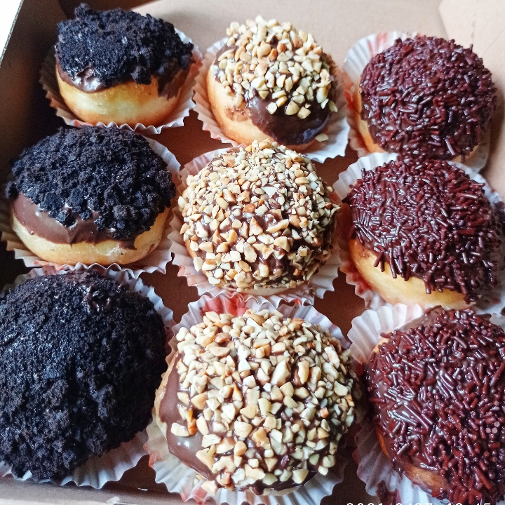 Donat Topping Full Coklat Isi 9