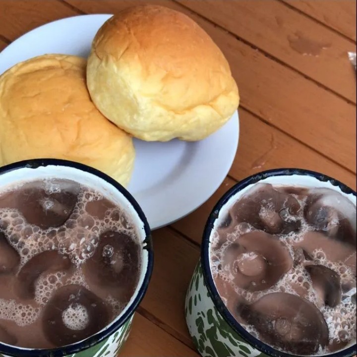 Es Coklat Besar Dan Roti