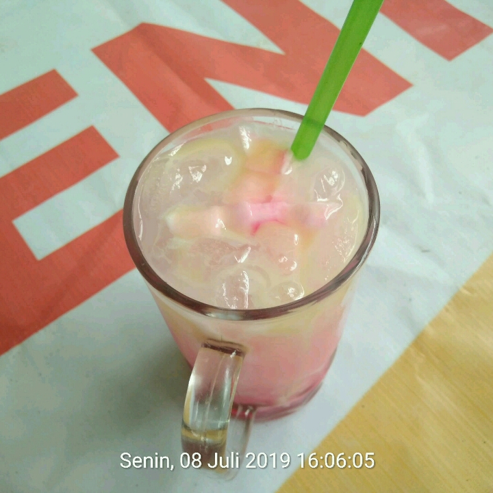 Es Kelapa Muda Strawbery Susu