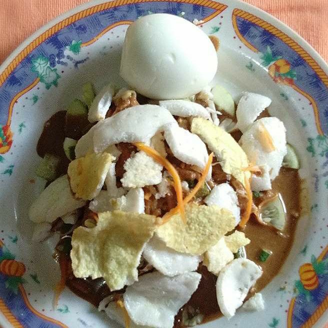 Gado- Gado Telur Utuh