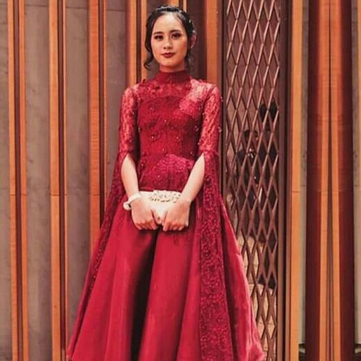 Gaun Merah Elegan