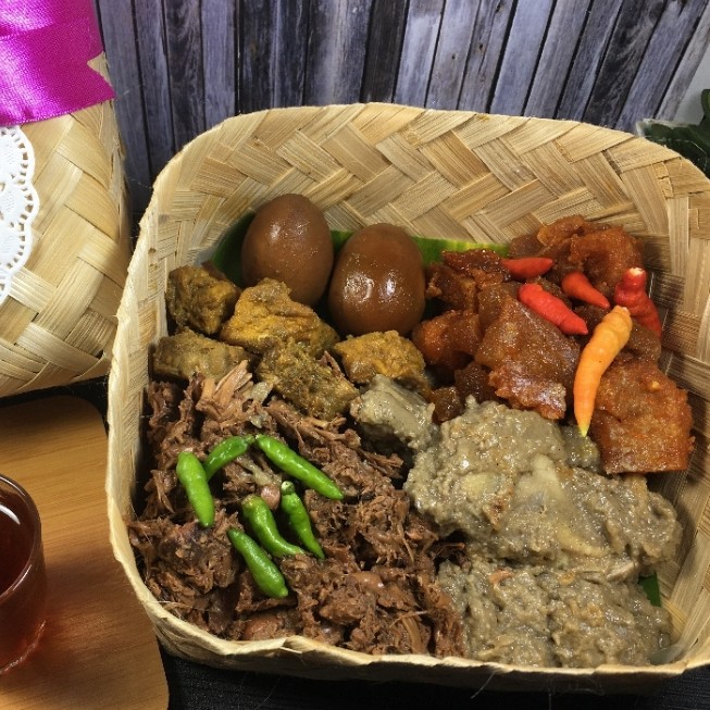 Gudeg Komplit Besek