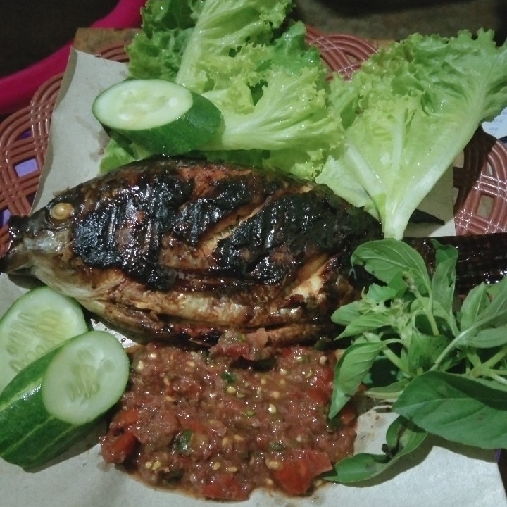 Ikan Bakar Dengan Nasi