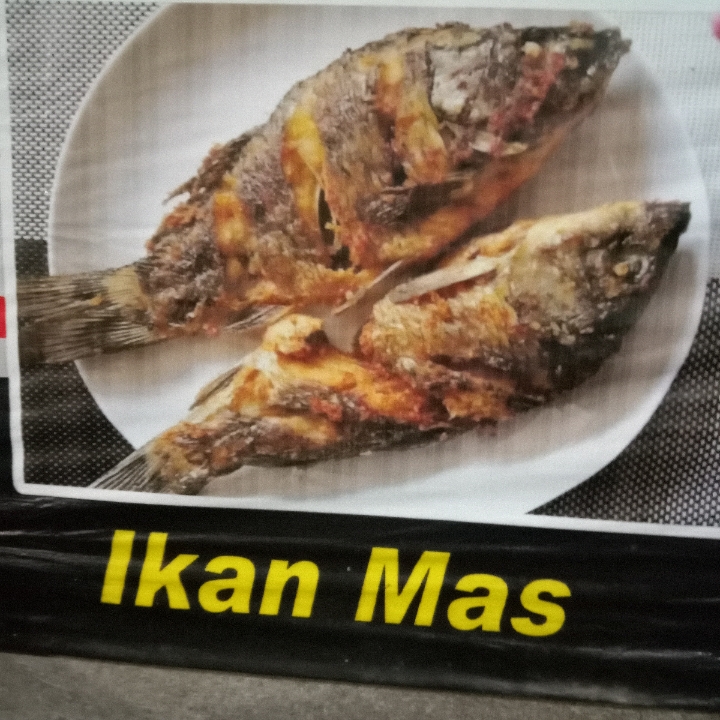 Ikan Mas Goreng Dengan Nasi Berat Setengah Kilo