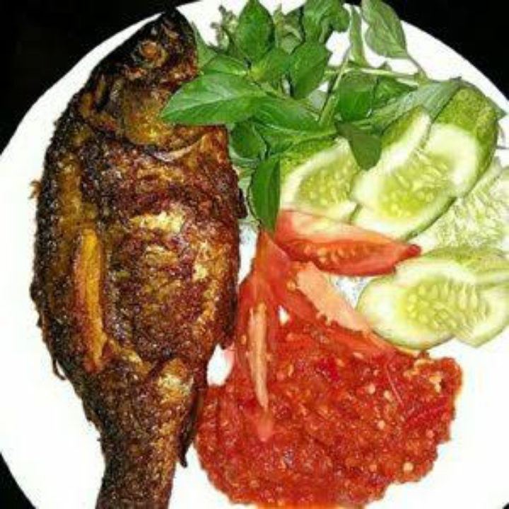 Ikan Mas Goreng Lalapan Dengan Nasi