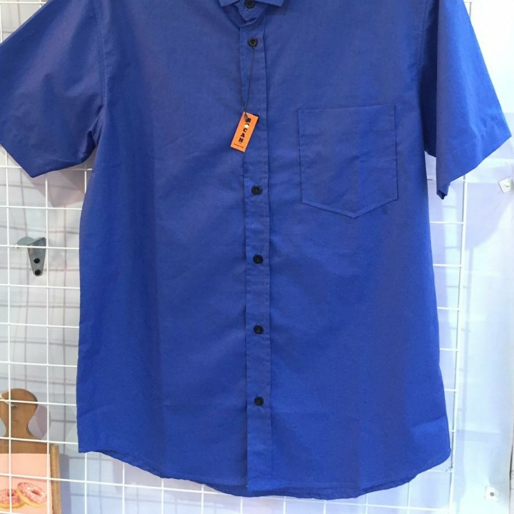 Kemeja Cowok Polos Biru Tua Pendek 2