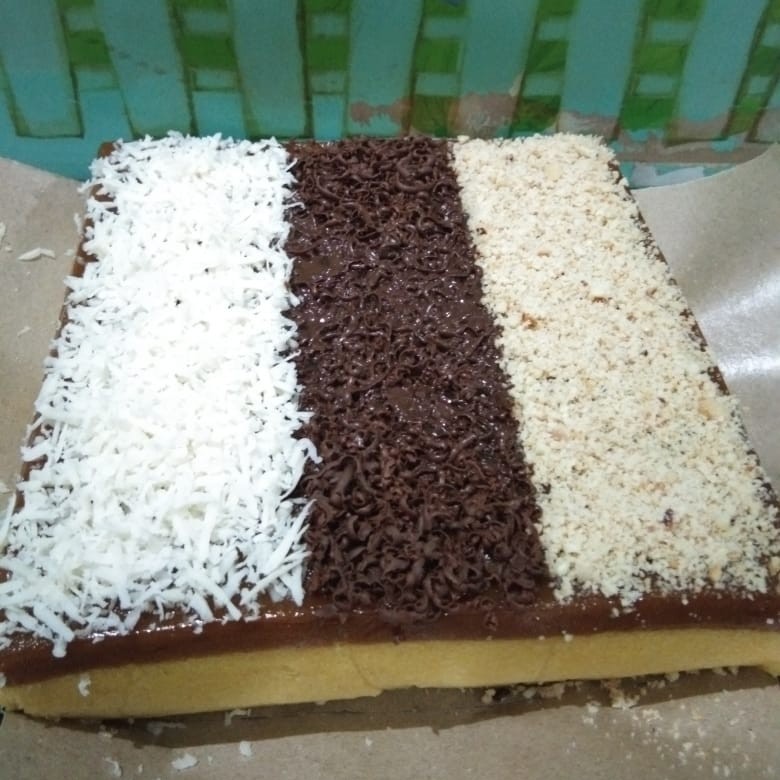 Kue Bolu Jungkir Balik Toping Keju Kacang Dan Coklat