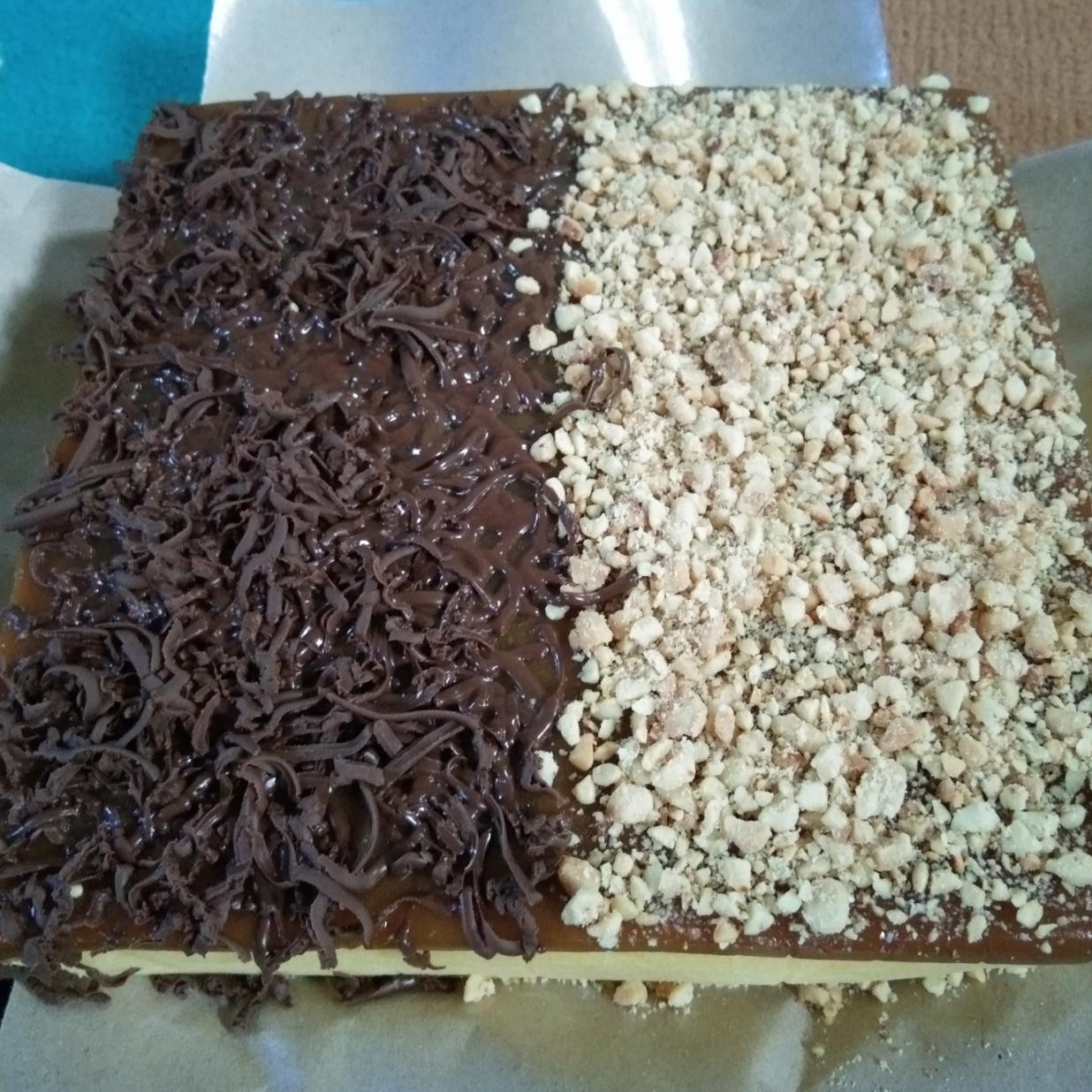 Kue Bolu Jungkir Balik Toping Mix Kacang Dan Coklat