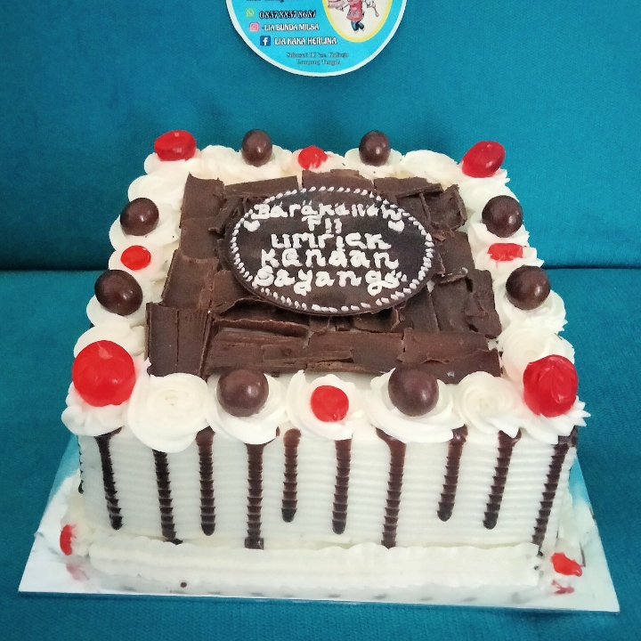 Kueh Ulang Tahun Klasik 18x18 Cm