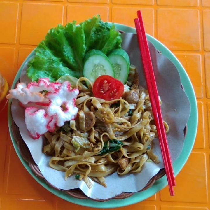 Kwetiau Goreng Toping Bakso Dan Sosis
