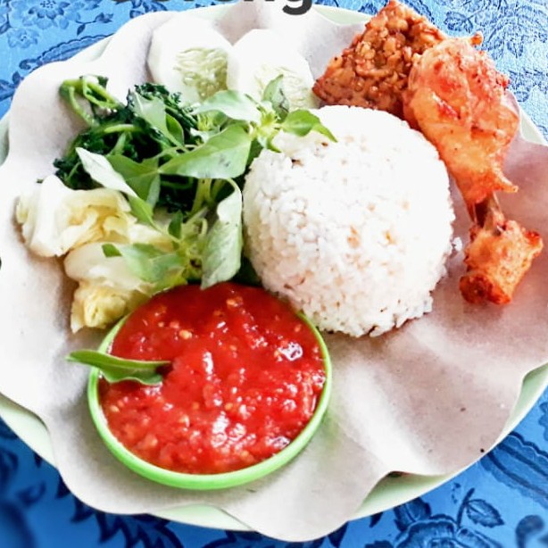 Lalapan Ayam Goreng