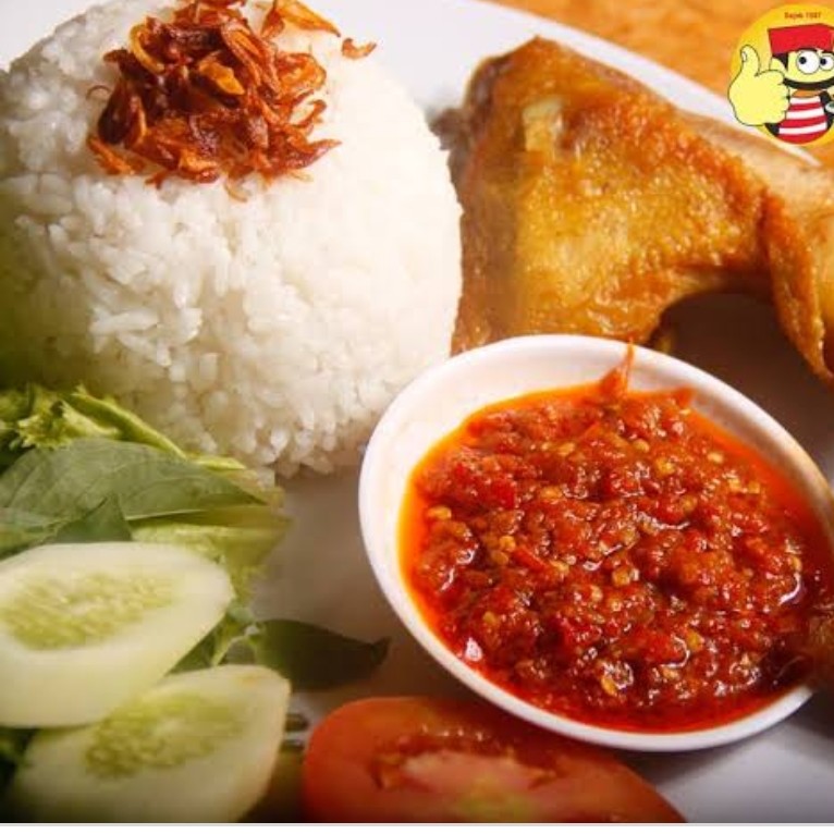 Lalapan Ayam Goreng Kampung