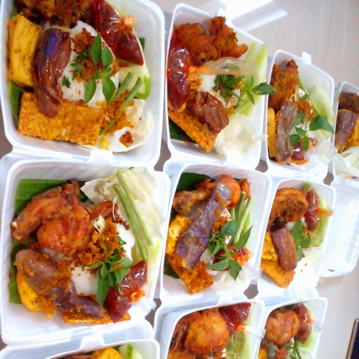 Lalapan Ayam Goreng Laos