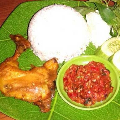 Lalapan Ayam Ras Goreng