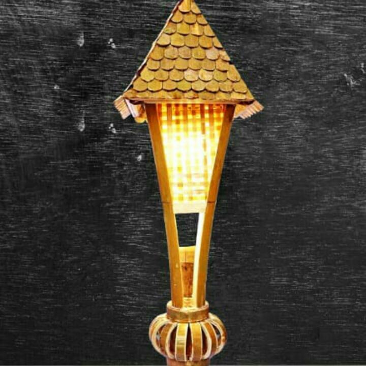 Lampu hias bambu tempel