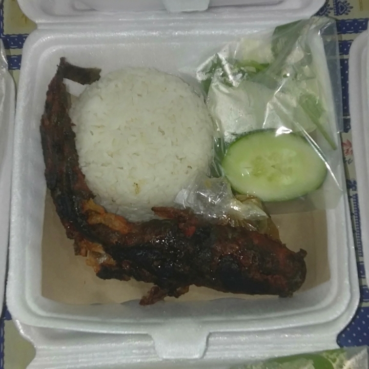 Lele Bakar Dengan Nasi 