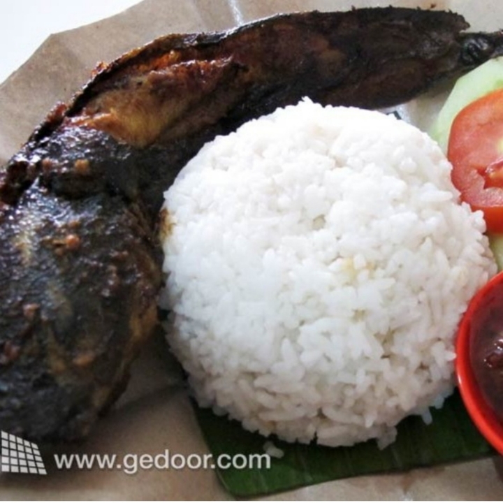 Lele Bakar Pakai Nasi