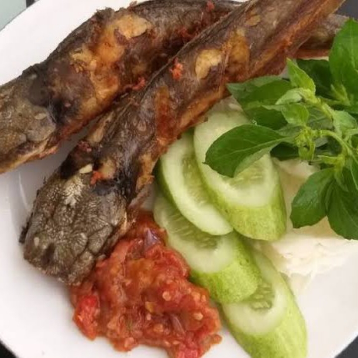 Lele Goreng Lalapan Dengan Nasi