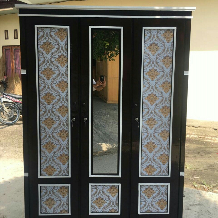 Lemari 3 Pintu