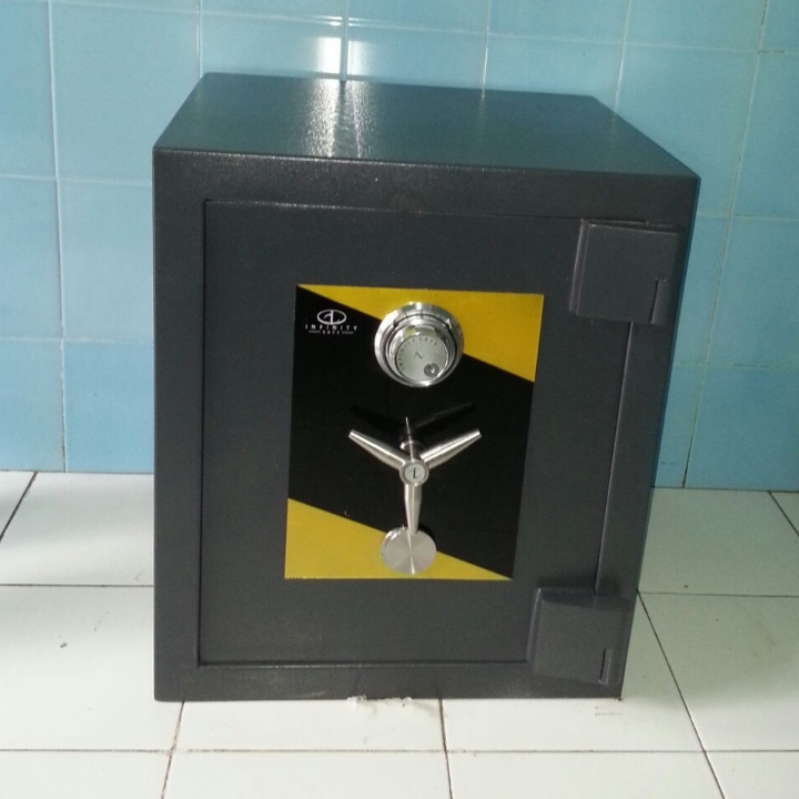 Lemari Besi Brankas Infinity Safe basic 1