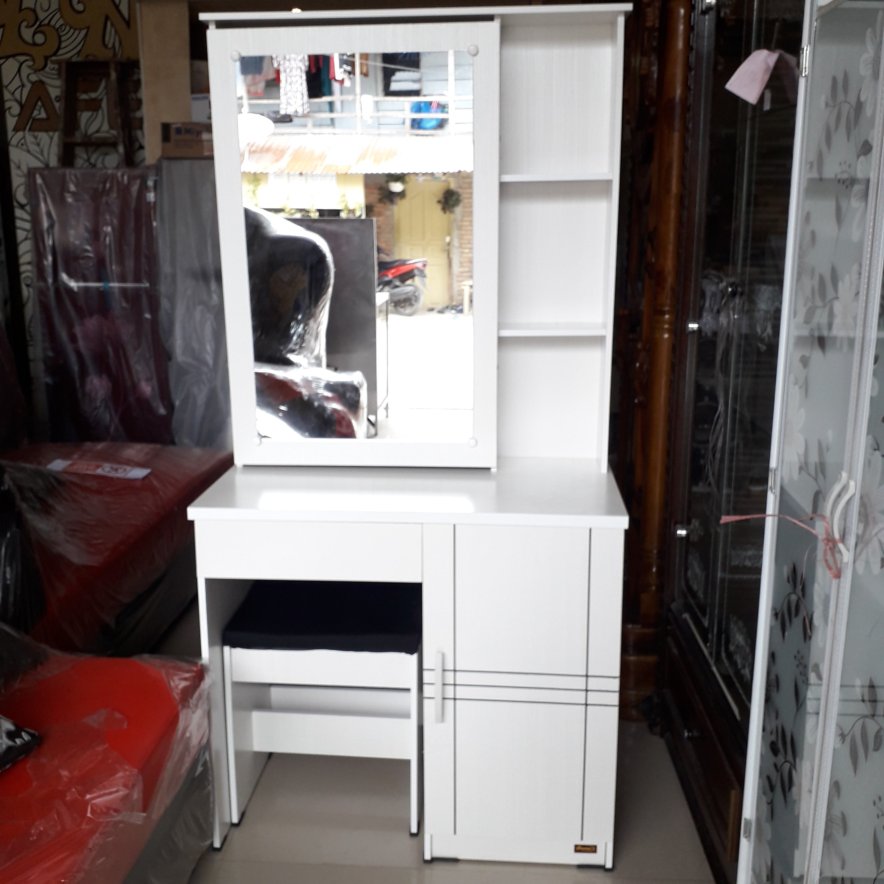 Lemari Hias Slide