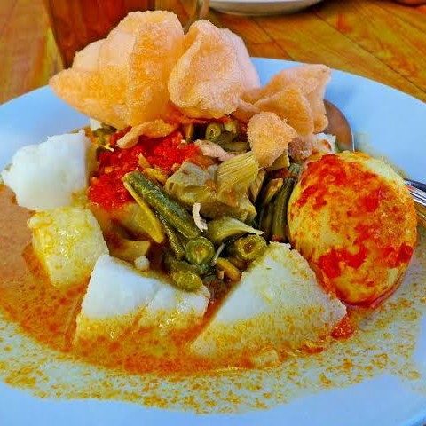 Lontong Sayur Pake Telor