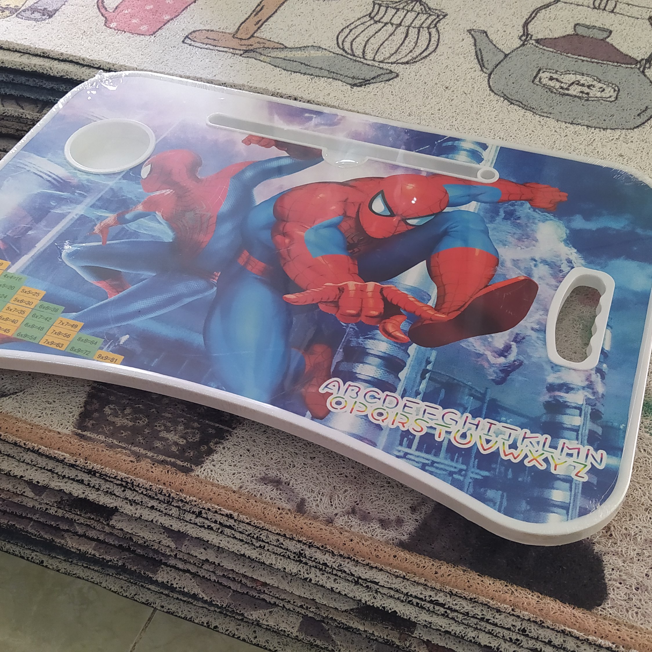 Meja karakter 2