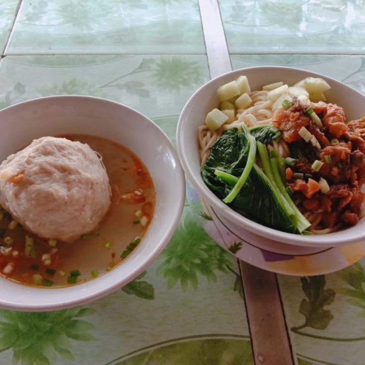 Mie Ayam Bakso Besar Porsi Penuh