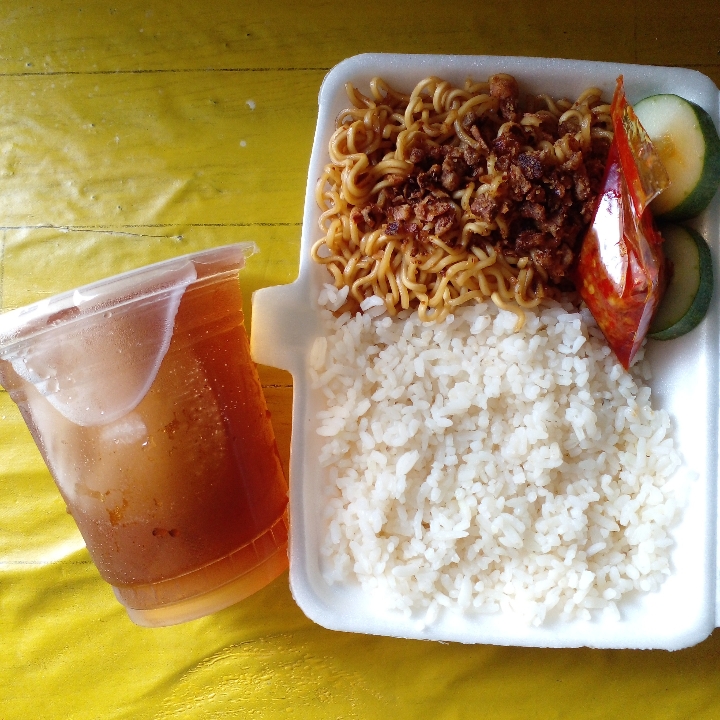 Mie Goreng Nasi Free Es Teh