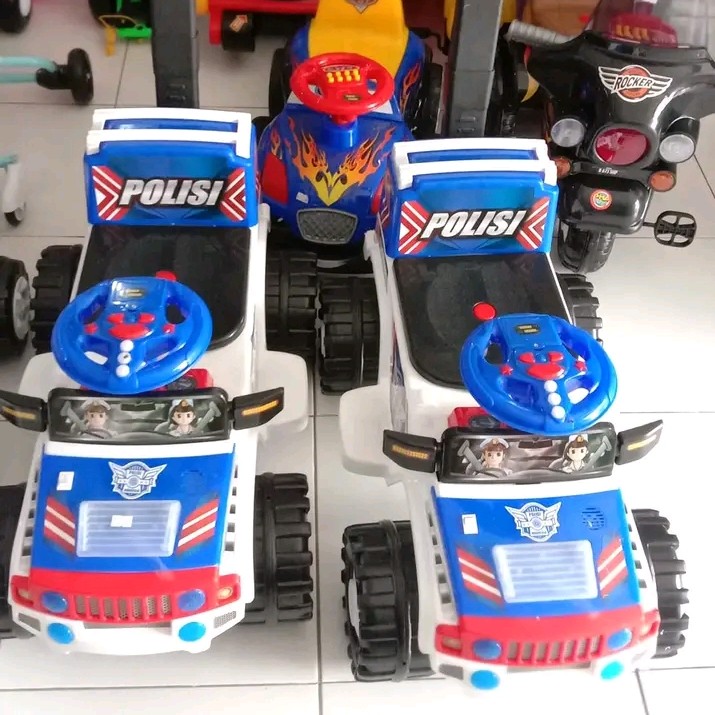 Mobil Dorong polisi