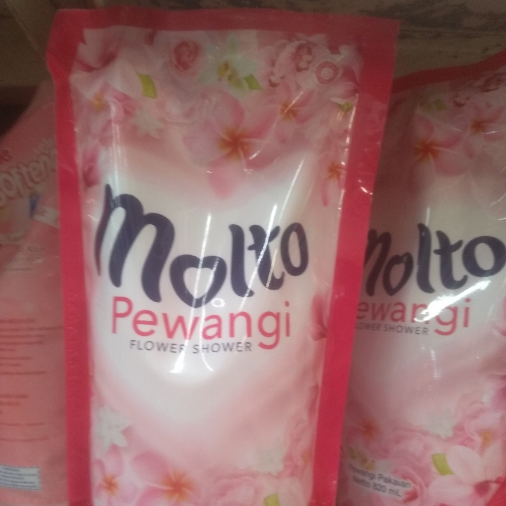 Molto pewangi netto 820 ml