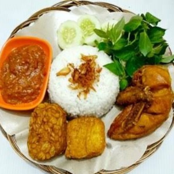 NASI AYAM GORENG LALAPAN 