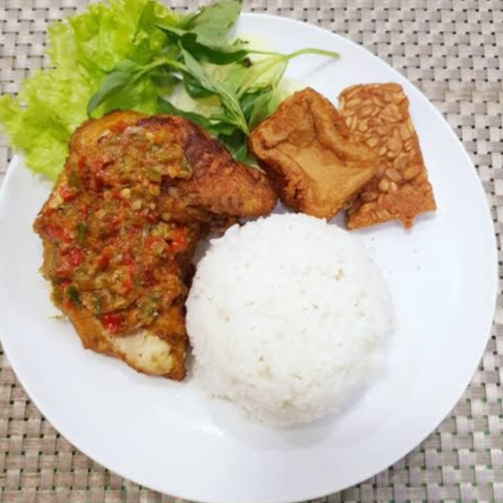 NASI AYAM PENYET 
